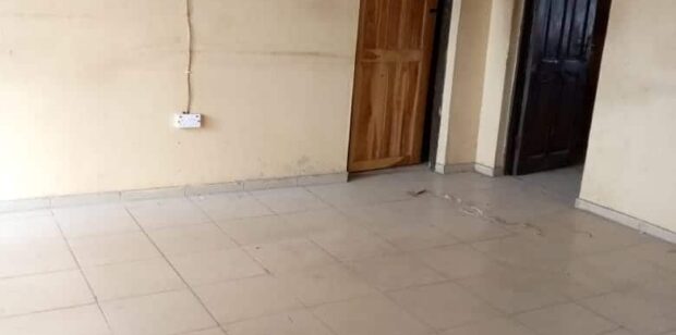 TO LET: 3 BEDROOM FLAT@ OFF COLLEGE ROAD